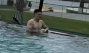 张馨予结婚六年首带女儿露面，何捷亲自教女儿游泳，强壮肌肉抢镜