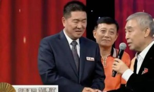 59岁邹德江好落魄，顶着大雪给小饭店站台，曾把赵本山徒弟赶下台