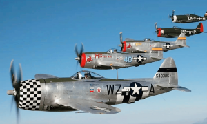 XP-47B的原型机冲向8470米高空，仪表盘显示时速飙升至690公里