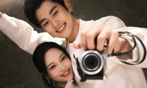 金莎宣布被男友孙丞潇求婚！二人在冰岛拥抱热吻好浪漫