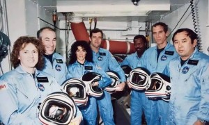 原创 
            升空73秒爆炸！航天飞机以330公里时速坠海，瞬间变成一团火球，7名字航员无一生还