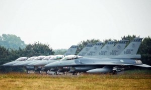 被解放军战机锁定，台军一架F-16V战斗机夜间坠海，飞行员疑似紧急弹射后失联