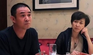 48岁演员贾一平近况曝光！移居美国，住别墅开路虎，一家四口生活幸福