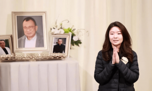 许绍雄出殡众星相送，78岁林子祥双眼含泪，佘诗曼哭着脸奔赴灵堂