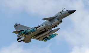 “歼-10挂载鹰击-21”轰动全球，东部战区公布画面，这就是中国武器口碑？