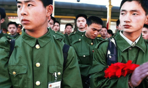 有高人建议，每超期服役一年，每月给予 200 元的补贴，您支持吗？