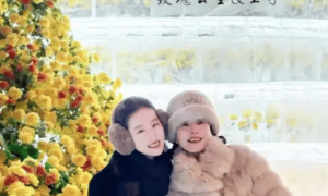 刘亦菲带65岁妈妈回哈尔滨被拍！65岁妈妈冻龄似少女，两人同框像姐妹，网友：这基因我服了