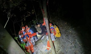 广东两名女子跟随驴友群8人徒步，因体力不支被弃荒野；被发现时脚底多处磨出水泡，大腿持续抽筋、体温下降