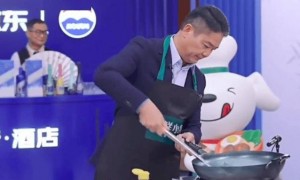 刘强东系上围裙直播炒菜，要烩“京东酒旅”的大菜？