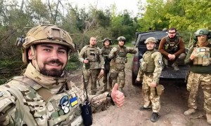 俄改变战术，见人就扔巨型航弹，雇佣兵被炸怕，丢下乌军仓皇逃窜