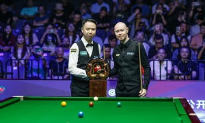 原创 
            肖国栋携妻子领奖！2项排名飙升锁定大师赛资格，中国斯诺克首人