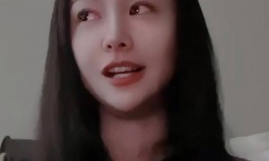 35岁郑爽现状曝光：脸又肿又僵没了灵气，养狗为伴生存成难题