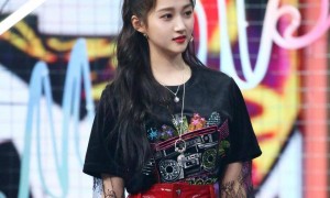 关晓彤官宣喜讯后，再看她和鹿晗合影，果然爱与不爱很明显