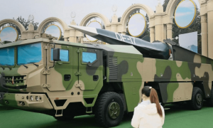 震撼首秀！东风17不藏锋芒，央视首曝竹林起竖实弹画面，台海点穴利器已就位