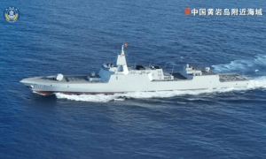 美国”林肯”号悄悄接近黄岩岛，迎面撞上解放军轰6K和苏35，055大驱也在现场