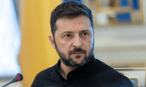 呼吁美军抓普京，泽连斯基话音刚落就“失联”近48小时，后方基地被炸成火海