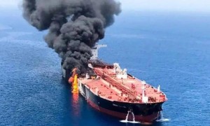 美直升机突降公海，扣押油轮押往英国