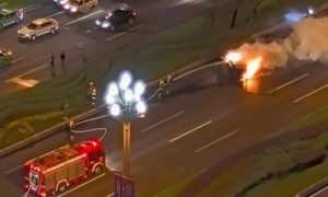 成都一辆小米SU7疑撞绿化带后起火，多名路人救援时打不开车门