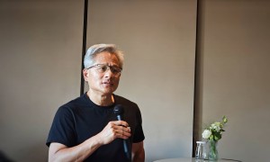 中美AI芯片杀疯了！AMD叫板英伟达，寒武纪华为绑定DeepSeek绝地反击