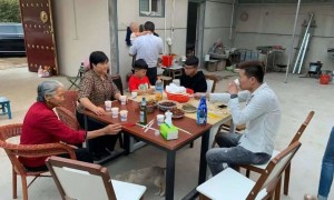 80后男子跪别已无亲人的老宅：约一年无人居住，没有父母后感觉家不再是家，磕头向着父亲遗像的方向