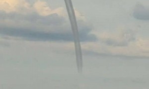 黑龙江一地惊现龙吸水，水柱连接天地直冲云霄，网友称像往天空插了吸管，当地气象部门回应