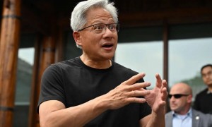 英媒：英伟达称春节前向中国客户交付H200芯片，预计发货4万至8万颗