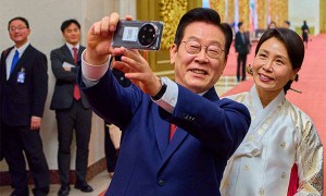 李在明晒自拍，用中方送的小米手机