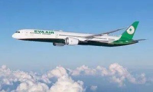 长荣航空被曝机长副机长在驾驶舱打架，航空公司回应：已暂停涉事机长的派飞任务，相关调查正在进行中